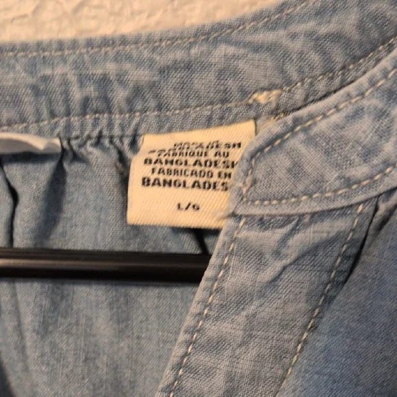 Levi's Light Blue Chambray V-Neck Button Blouse - Picture 3 of 5